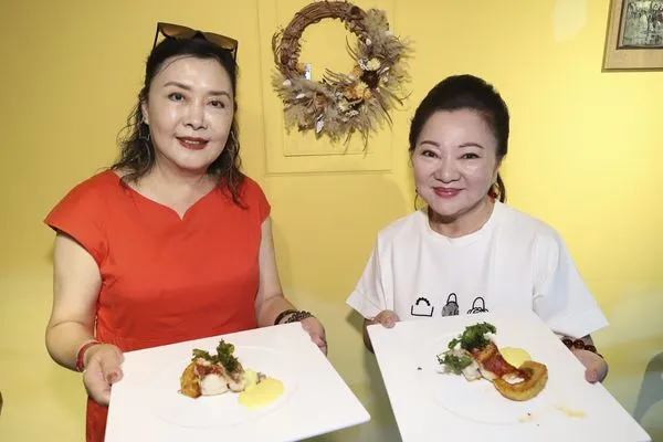 ▲資深歌手丁鈴與白冰冰。（圖／民視提供）