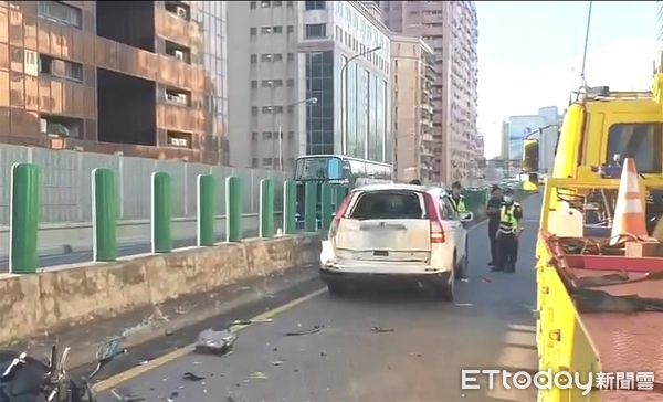 ▲騎大重機的陳男遭小貨車從後方追撞，再推擠夾在前方休旅車之間。（圖／記者陸運陞翻攝）