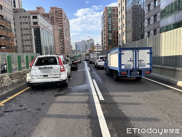 ▲騎大重機的陳男遭小貨車從後方追撞，再推擠夾在前方休旅車之間。（圖／記者陸運陞翻攝）