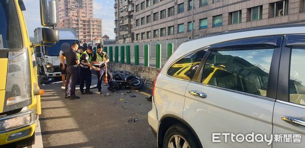 ▲騎大重機的陳男遭小貨車從後方追撞，再推擠夾在前方休旅車之間。（圖／記者陸運陞翻攝）