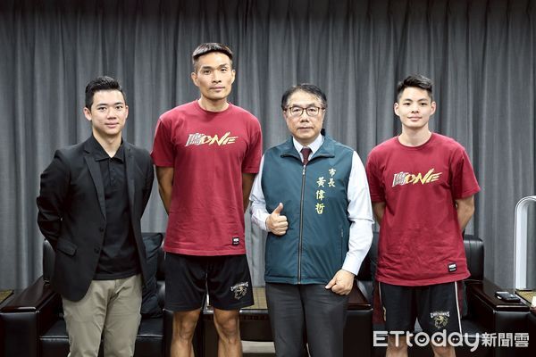 ▲台南市長黃偉哲代表受贈台鋼獵鷹義賣善款37.8萬元，感謝球隊與球迷的支持，協助台南災後重建。（圖／記者林東良翻攝，下同）