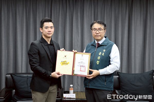 ▲台南市長黃偉哲代表受贈台鋼獵鷹義賣善款37.8萬元，感謝球隊與球迷的支持，協助台南災後重建。（圖／記者林東良翻攝，下同）