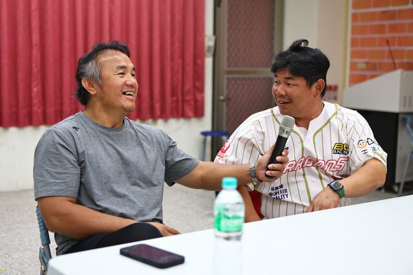 ▲中職攜手多方送暖花蓮　蔡其昌會長親贈球具傳承棒球夢。（圖／中職提供）