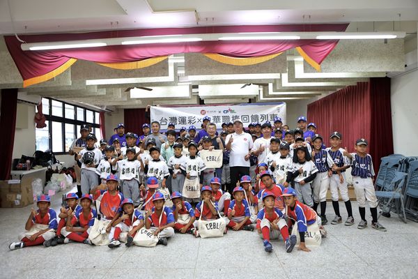 ▲中職攜手多方送暖花蓮　蔡其昌會長親贈球具傳承棒球夢。（圖／中職提供）