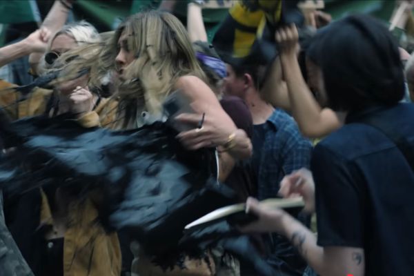 ▲珍妮佛安妮斯頓（Jennifer Aniston）在《晨間直播秀》劇中被潑黑漆。（圖／翻攝自YouTube／Apple TV）