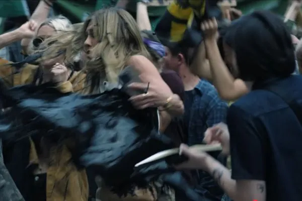 ▲珍妮佛安妮斯頓（Jennifer Aniston）在《晨間直播秀》劇中被潑黑漆。（圖／翻攝自YouTube／Apple TV）