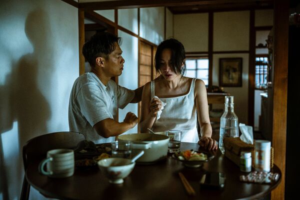 ▲蔡思韵（右）在《泥娃娃》遭附身猛吞內臟粥，楊祐寧（左）一旁嚇壞急安撫。（圖／天予電影提供）