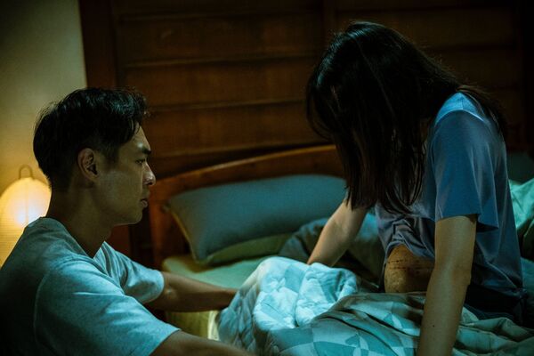 ▲蔡思韵（右）在《泥娃娃》遭附身猛吞內臟粥，楊祐寧（左）一旁嚇壞急安撫。（圖／天予電影提供）