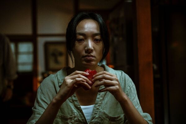 ▲蔡思韵（右）在《泥娃娃》遭附身猛吞內臟粥，楊祐寧（左）一旁嚇壞急安撫。（圖／天予電影提供）