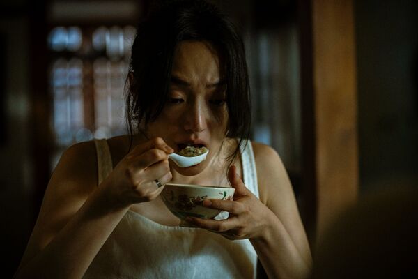 ▲蔡思韵（右）在《泥娃娃》遭附身猛吞內臟粥，楊祐寧（左）一旁嚇壞急安撫。（圖／天予電影提供）