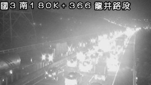 ▲▼快訊／國3大貨車物品散落　南下龍井段塞3公里。（圖／翻攝高公局）