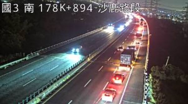 ▲▼快訊／國3大貨車物品散落　南下龍井段塞3公里。（圖／翻攝高公局）