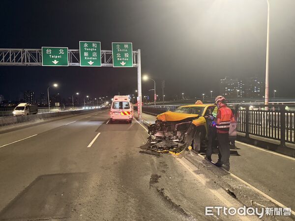 ▲▼萬華華江橋上一台計程車自撞，整台車卡在汽車、機車分隔島上。（圖／記者邱中岳翻攝）