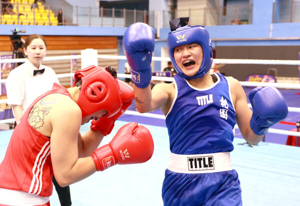 ▲「大紅」 教練張薰芸(右)成功打敗東京選手奪金、代表桃園市出賽的唐德容（右）成功打下女子65公斤級金牌、大會代言人吳詩儀的陪練員邱智琳(左)以0比3負於東京奧運銅牌的並木月海。（圖／北市體育局提供）