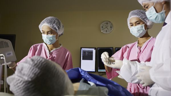 麻醉醫摸女病患私處狡辯「幫蓋被」　判囚1年2月再賠118萬