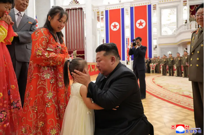 ▲▼金正恩頒發勳章給戰死俄烏前線的北韓士兵。（圖／朝中社）