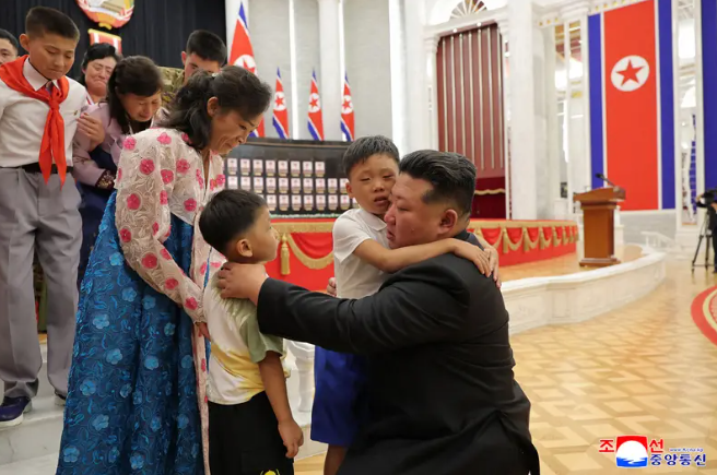 ▲▼金正恩頒發勳章給戰死俄烏前線的北韓士兵。（圖／朝中社）