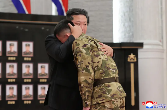 ▲▼金正恩頒發勳章給戰死俄烏前線的北韓士兵。（圖／朝中社）