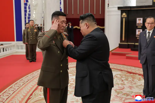 ▲▼金正恩頒發勳章給戰死俄烏前線的北韓士兵。（圖／朝中社）