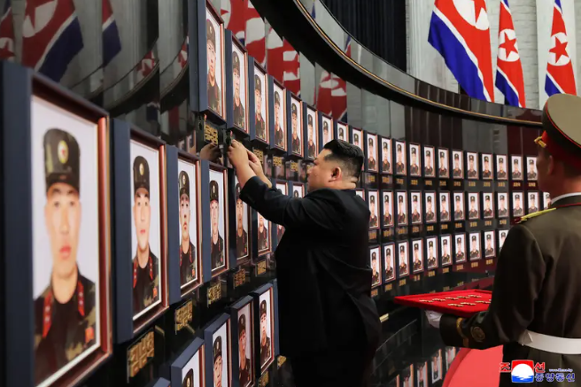 ▲▼金正恩頒發勳章給戰死俄烏前線的北韓士兵。（圖／朝中社）