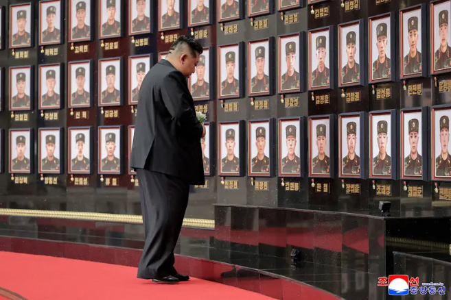 ▲▼金正恩頒發勳章給戰死俄烏前線的北韓士兵。（圖／朝中社）