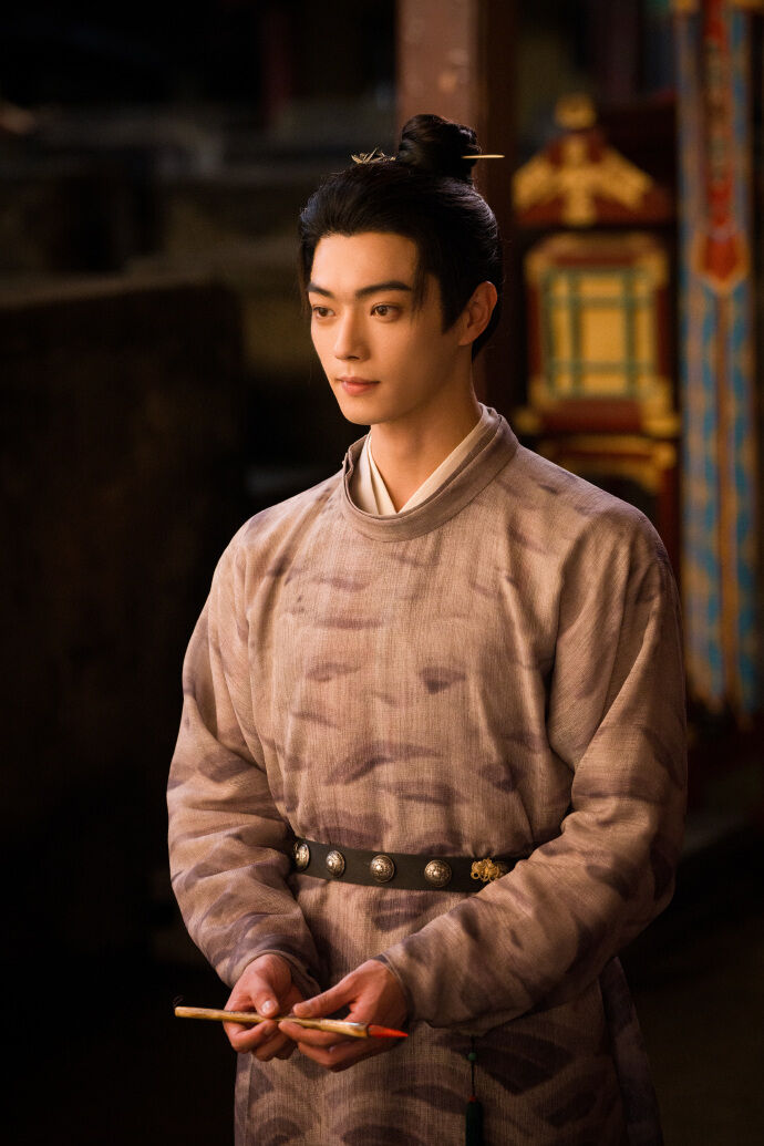 ▲▼「陸劇男神」許凱被爆十指交纏照。（圖／翻攝自微博）