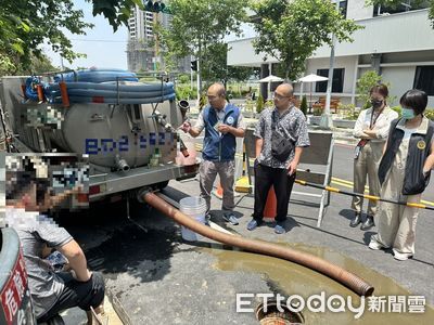 超臭畫面曝！「1000噸屎尿」當街亂排　無良業者被逮水肥車拍賣