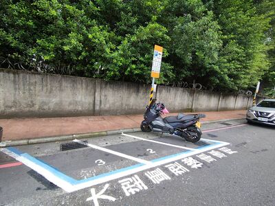新北板橋、新店試辦大重機停路邊機車格　重機車友：停車方便多了