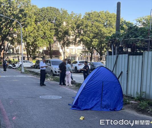 ▲▼高雄左營行刑式槍殺，一男倒臥血泊亡。（圖／記者吳奕靖翻攝）