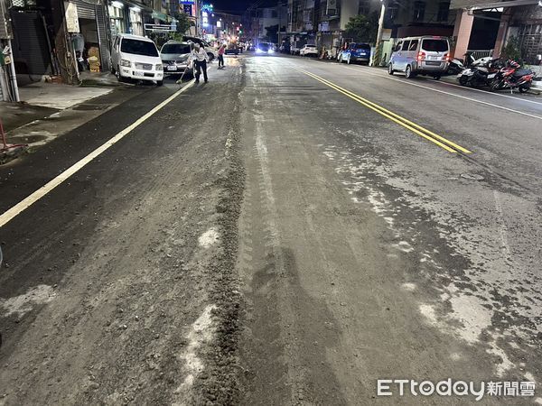 ▲▼1輛混凝土車的副駕駛誤觸開關，造成混凝土傾瀉而下。（圖／民眾提供，下同）