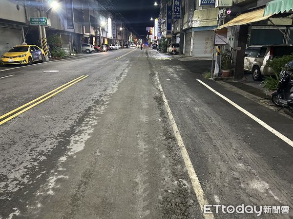 ▲▼1輛混凝土車的副駕駛誤觸開關，造成混凝土傾瀉而下。（圖／民眾提供，下同）