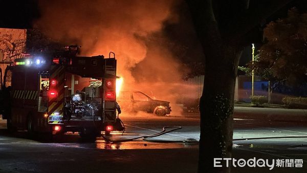 ▲▼花蓮吉安一處停車場凌晨傳出爆炸聲，自小客燒成火球，車內尋獲一焦屍。（圖／民眾提供）