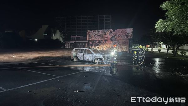 ▲▼花蓮吉安一處停車場凌晨傳出爆炸聲，自小客燒成火球，車內尋獲一焦屍。（圖／民眾提供）