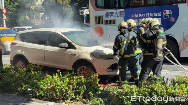 ▲▼北市忠孝東路二段在22日上午8時許發生火燒車事故。（圖／記者邱中岳翻攝）
