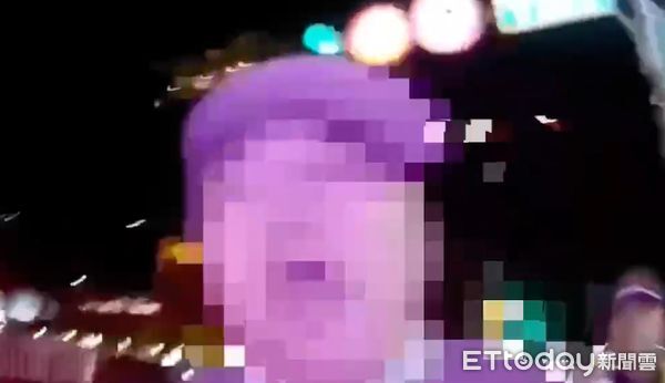 ▲▼男子沒搭上公車，當街攔公車，警員到場勸阻。（圖／記者邱中岳翻攝）