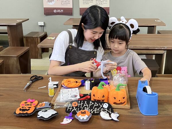 ▲六福村墓碑鎮將於9月6日起正式回歸，關西六福莊順勢推出三款「墓碑鎮系列住房專案」。（圖／業者提供）