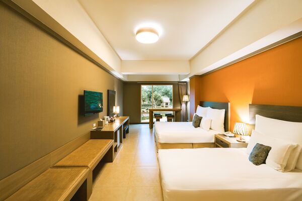 ▲六福村墓碑鎮將於9月6日起正式回歸，關西六福莊順勢推出三款「墓碑鎮系列住房專案」。（圖／業者提供）