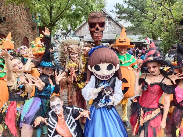 ▲六福村墓碑鎮將於9月6日起正式回歸，關西六福莊順勢推出三款「墓碑鎮系列住房專案」。（圖／業者提供）