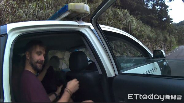 ▲法越情侶登山健行迷路 金山警英語指引脫困。（圖／記者郭世賢翻攝）