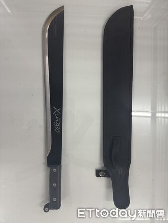 ▲▼鎮瀾宮旁驚見男子持刀沿街狂飆揮舞，警1小時內逮到人。（圖／民眾提供，下同）