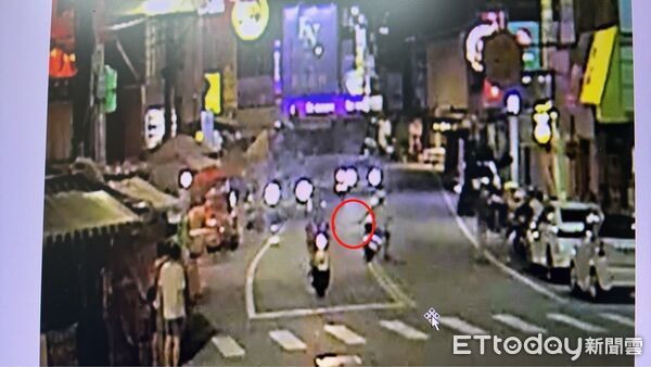 ▲▼鎮瀾宮旁驚見男子持刀沿街狂飆揮舞，警1小時內逮到人。（圖／民眾提供，下同）