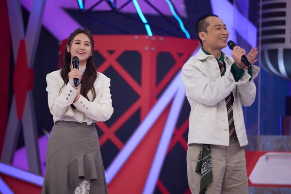 ▲《Talk Talk秀台語》第二季總冠軍賽登場！三地連線創紀錄，吳宗憲驚喜現身嚇壞浩子跟Sandy 左起sandy 舜哥 憲哥 黃豪平 浩子。（圖／記者葉文正攝）