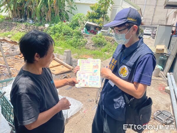 ▲▼花蓮衛生局派出稽查人員宣導家戶落實「巡、倒、清、刷」4步驟防治病媒蚊阻斷疫情。（圖／花蓮衛生局提供，下同）