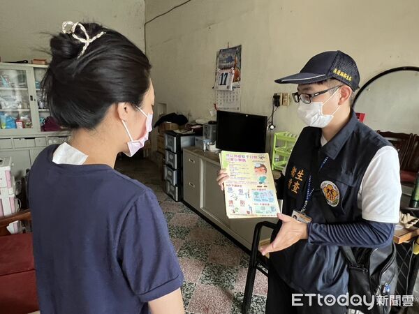 ▲▼花蓮衛生局派出稽查人員宣導家戶落實「巡、倒、清、刷」4步驟防治病媒蚊阻斷疫情。（圖／花蓮衛生局提供，下同）