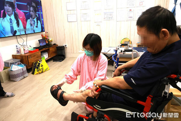 ▲▼「家托助攻隊」結合職能治療師走進第一線家庭托顧現場，手把手指導業者替長輩設計安全復能菜單。（圖／門諾醫院提供，下同）