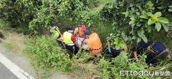 ▲八旬老翁騎車迷航路倒田間，南投警方徹夜搜尋平安尋獲。（圖／記者高堂堯翻攝）