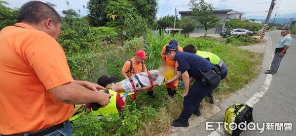 ▲八旬老翁騎車迷航路倒田間，南投警方徹夜搜尋平安尋獲。（圖／記者高堂堯翻攝，下同）