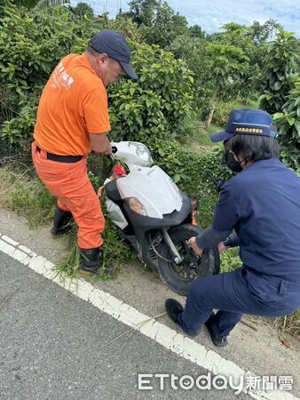 ▲八旬老翁騎車迷航路倒田間，南投警方徹夜搜尋平安尋獲。（圖／記者高堂堯翻攝）