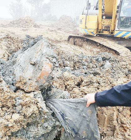 ▲桃園地檢署檢察官指揮警方，會同環境部保環管署北區管理中心等人員在新屋區租用農地現場蒐證開挖。（資料照／桃園地檢署提供）