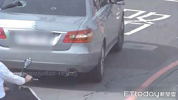 ▲警方尋獲遭開槍的賓士車，並採集車上相關證據。（圖／記者陸運陞翻攝）